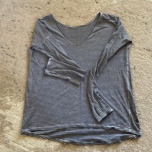 Lululemon V-Neck Long Sleeve Top w/ thumb holes - size small